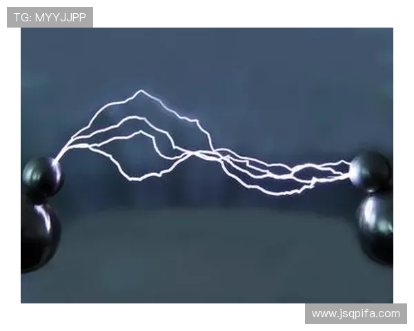 倾听雷声，感受风暴：一场涤荡心灵的《雷雨》视听盛宴